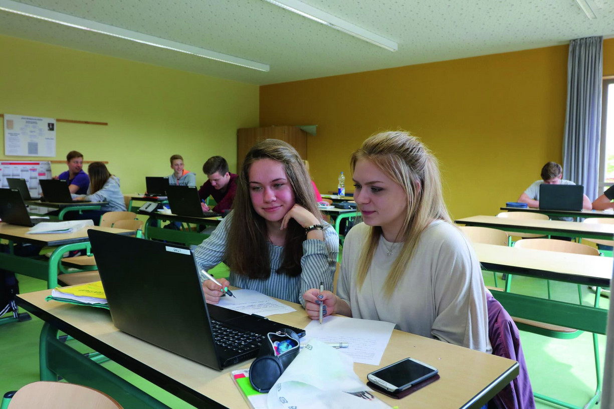 Schülerinnen der Fleesenseeschule bei der Zusammenarbeit